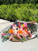 Load image into Gallery viewer, Handwrapped Designer's Choice Bouquet (DELUXE & PREMIUM)