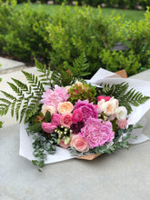 Load image into Gallery viewer, Handwrapped Designer&#39;s Choice Bouquet (DELUXE &amp; PREMIUM)
