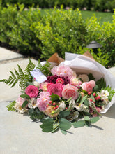Load image into Gallery viewer, Handwrapped Designer&#39;s Choice Bouquet (DELUXE &amp; PREMIUM)
