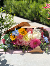 Load image into Gallery viewer, Handwrapped Designer&#39;s Choice Bouquet (STANDARD)
